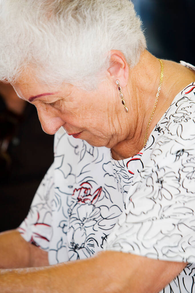 retrato de cerca de una mujer mayor con barba y camisa blanca - Foto, imagen
