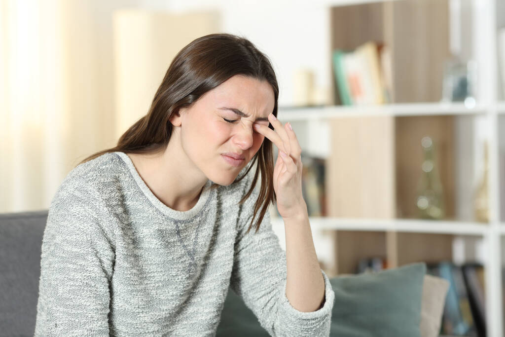 молодая женщина, страдающая головной болью дома - Фото, изображение