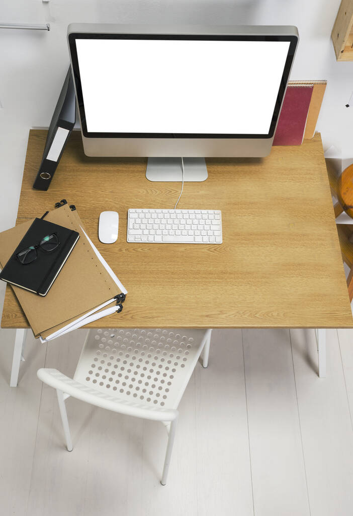 Ahşap masa üzerinde bilgisayar ve ofis malzemeleri olan modern işyeri - Fotoğraf, Görsel