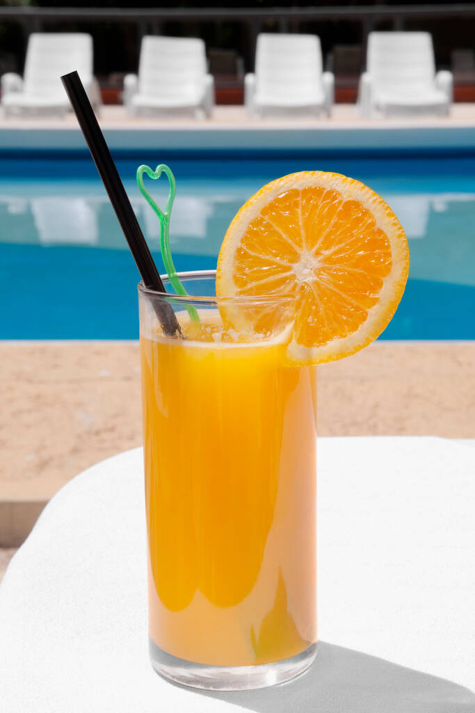 стакан апельсинового сока на пляже - Фото, изображение