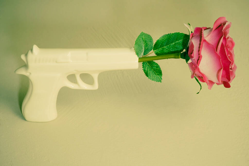 Rote Rose mit Schleife auf hölzernem Hintergrund - Foto, Bild
