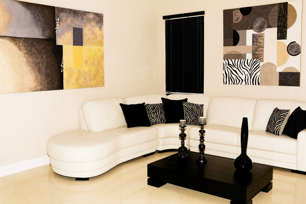 modern nappali belső kanapéval és székkel - Fotó, kép