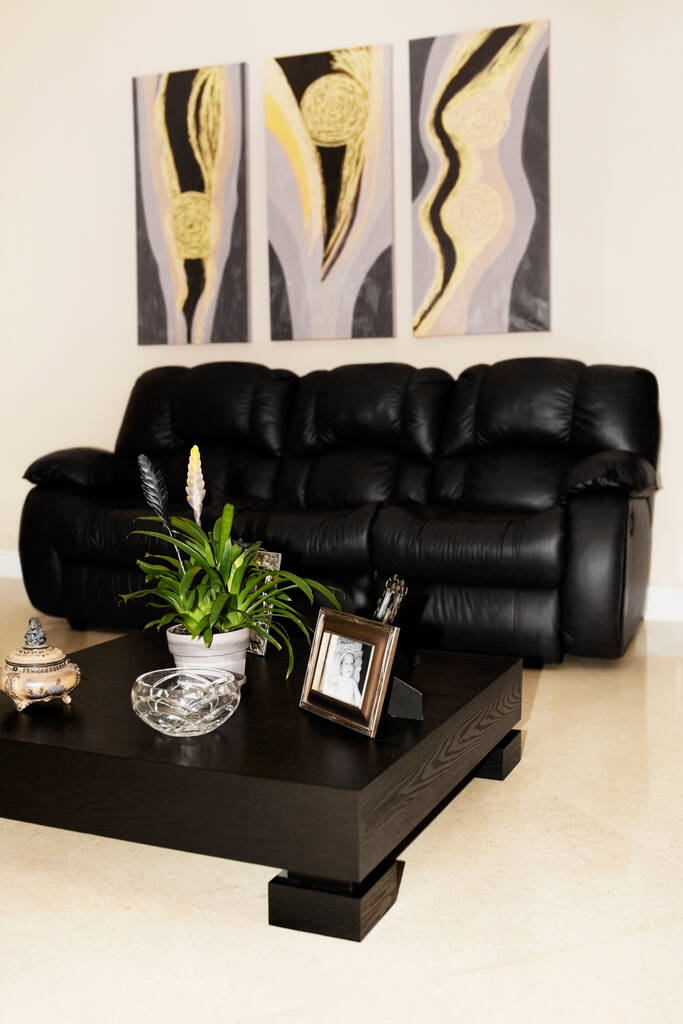modern nappali belső kanapéval és virágokkal - Fotó, kép