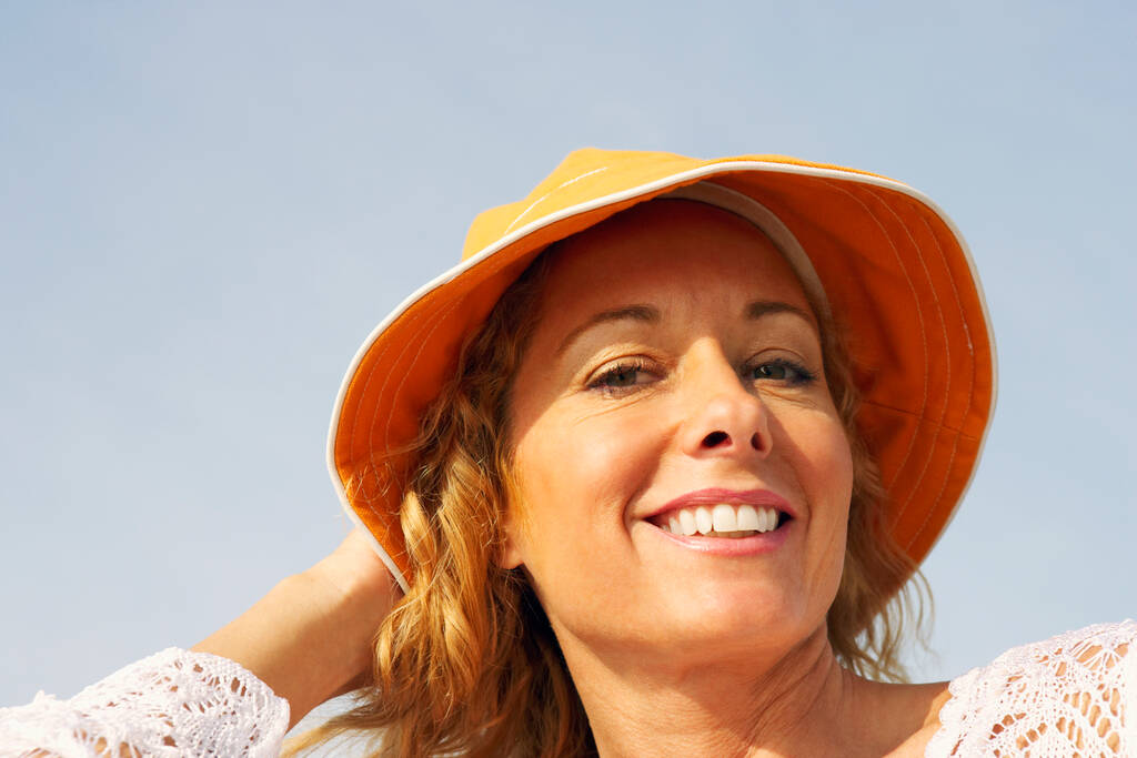πορτρέτο μιας χαρούμενης νεαρής γυναίκας με καπέλο και ψάθινο καπέλο. - Φωτογραφία, εικόνα