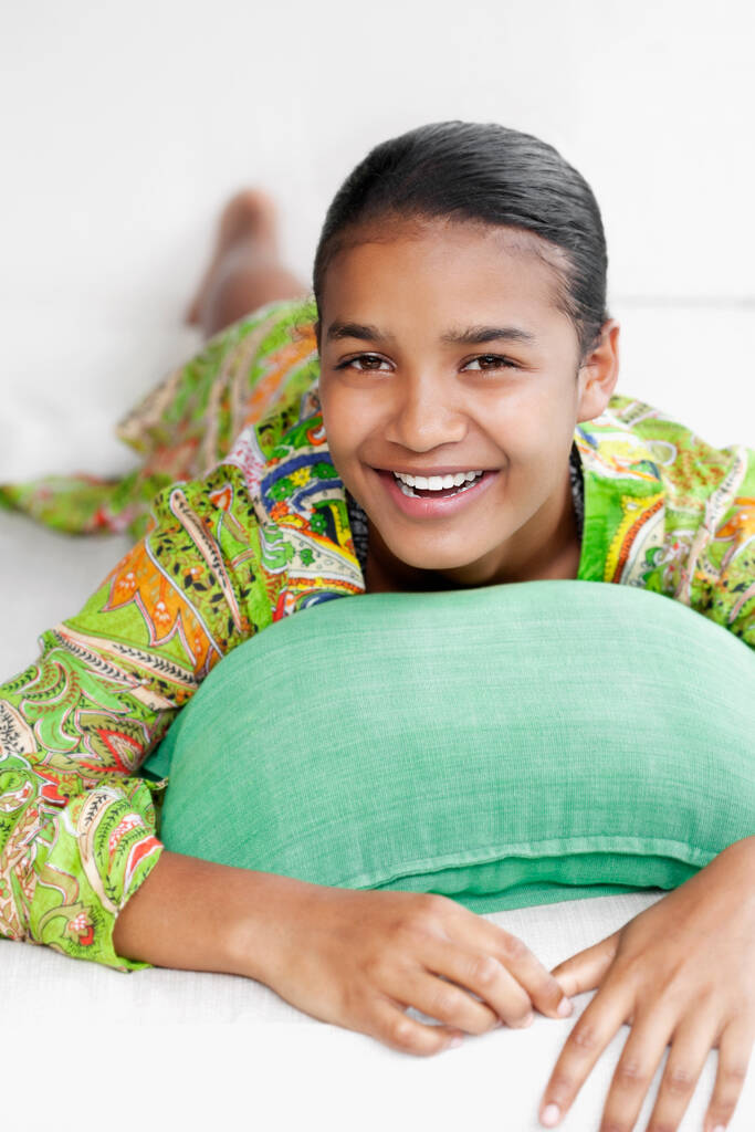 portré egy mosolygó afro-amerikai nőről, aki a kanapén fekszik - Fotó, kép