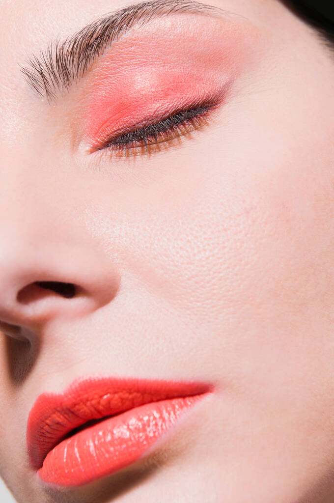 крупним планом красива молода жінка з червоними губами
 - Фото, зображення