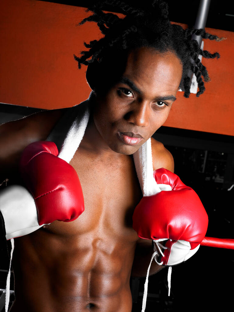 ボクシングの手袋をした若い筋肉質の男 - 写真・画像