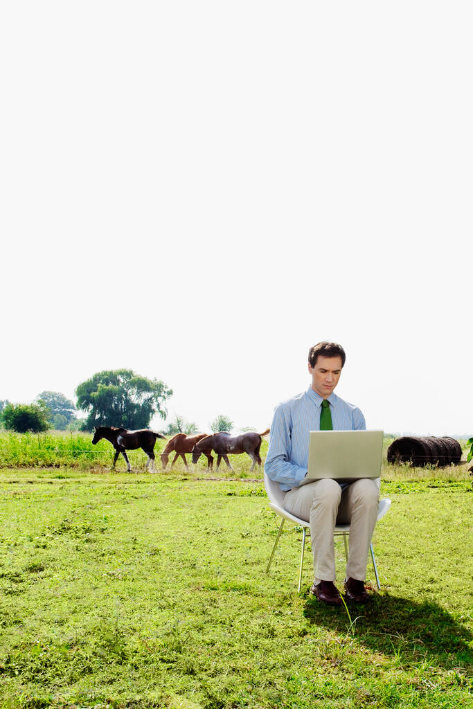 молодий чоловік з ноутбуком і планшетним комп'ютером
 - Фото, зображення