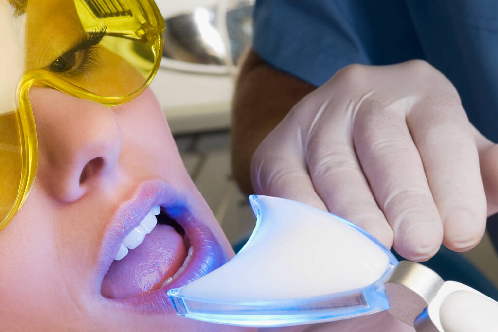 Zubař vyšetřující zuby se zubní maskou. - Fotografie, Obrázek
