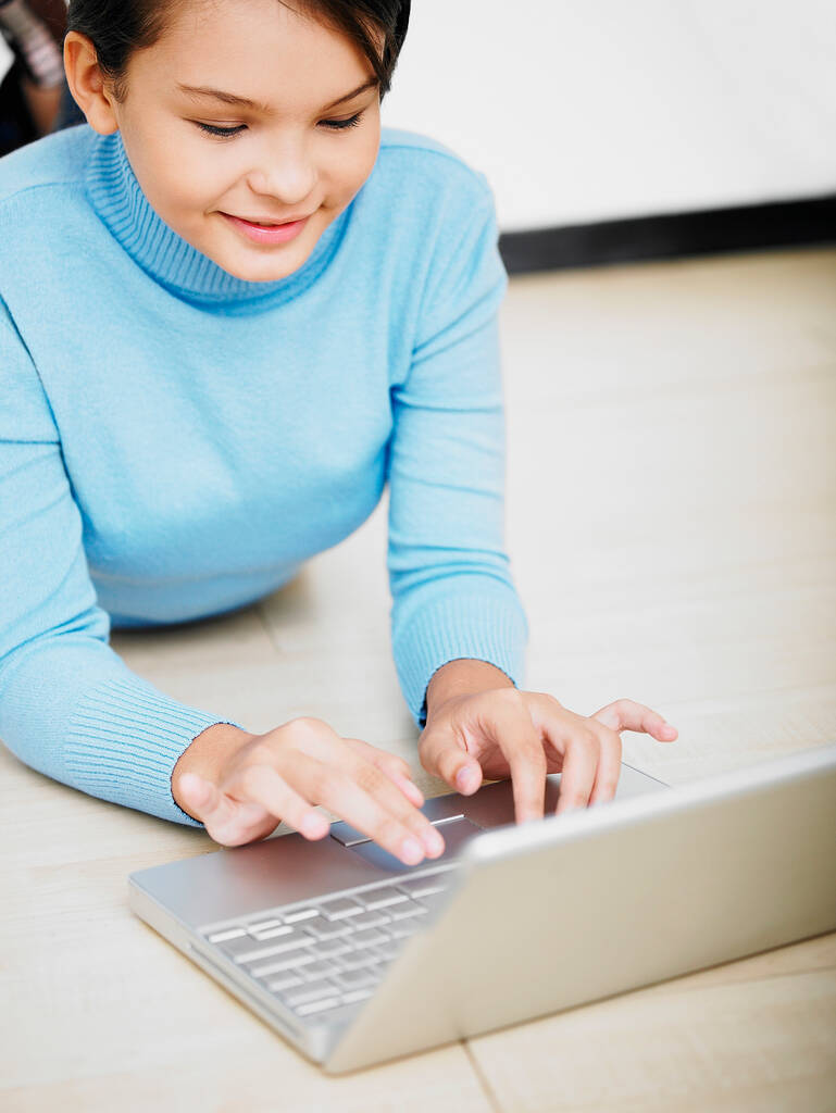 Νεαρή γυναίκα που χρησιμοποιεί φορητό υπολογιστή στο σπίτι - Φωτογραφία, εικόνα
