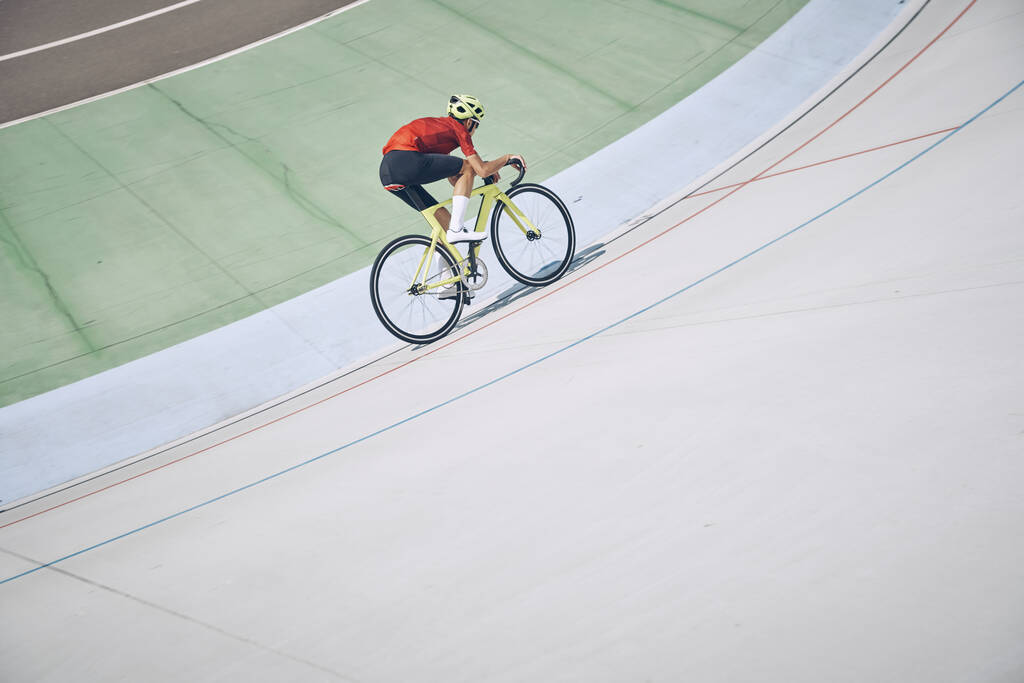Vista superior del hombre en ropa deportiva ciclismo en pista al aire libre - Foto, Imagen