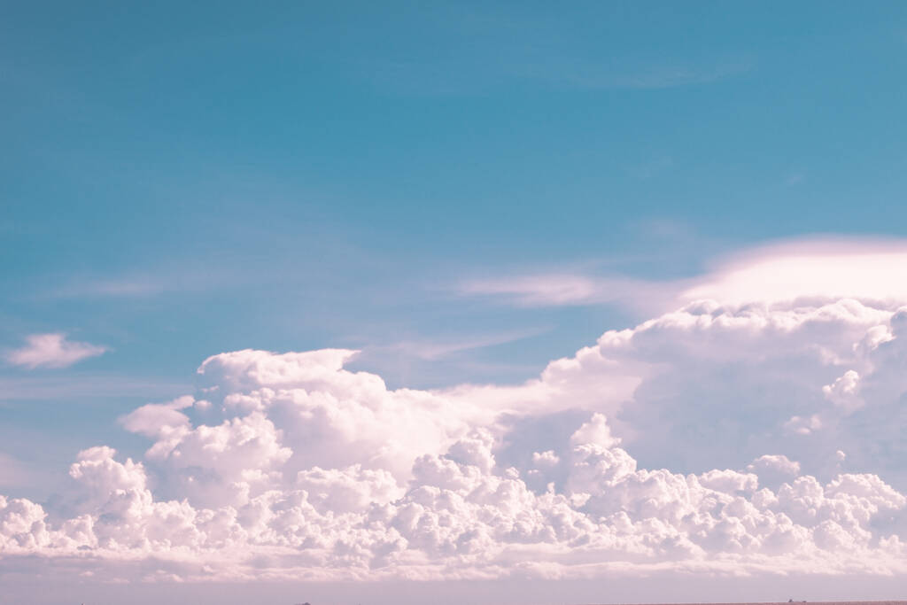 огромное белое пушистое облако на голубом небе летом абстрактный фон погоды. - Фото, изображение