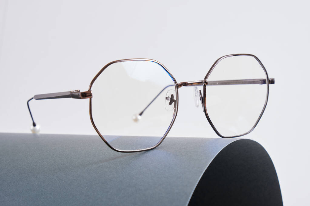 bril op donkergrijs verpakt papier, trendy modebril op grijze achtergrond kopieerruimte - Foto, afbeelding