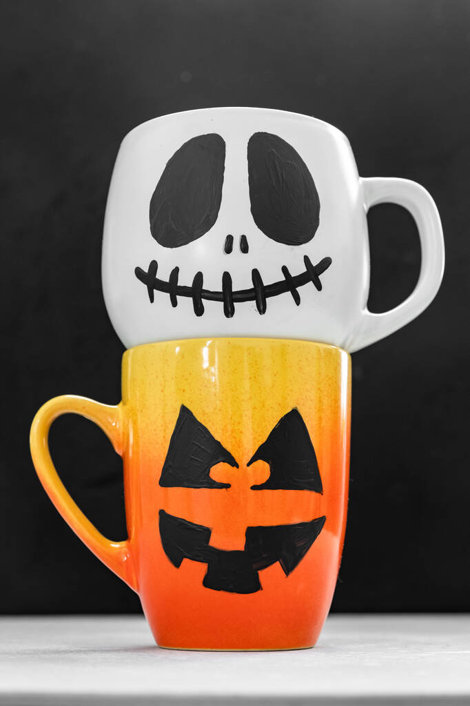 Becher mit furchterregendem Jacks-Gesicht. Hintergrund zu Halloween. - Foto, Bild