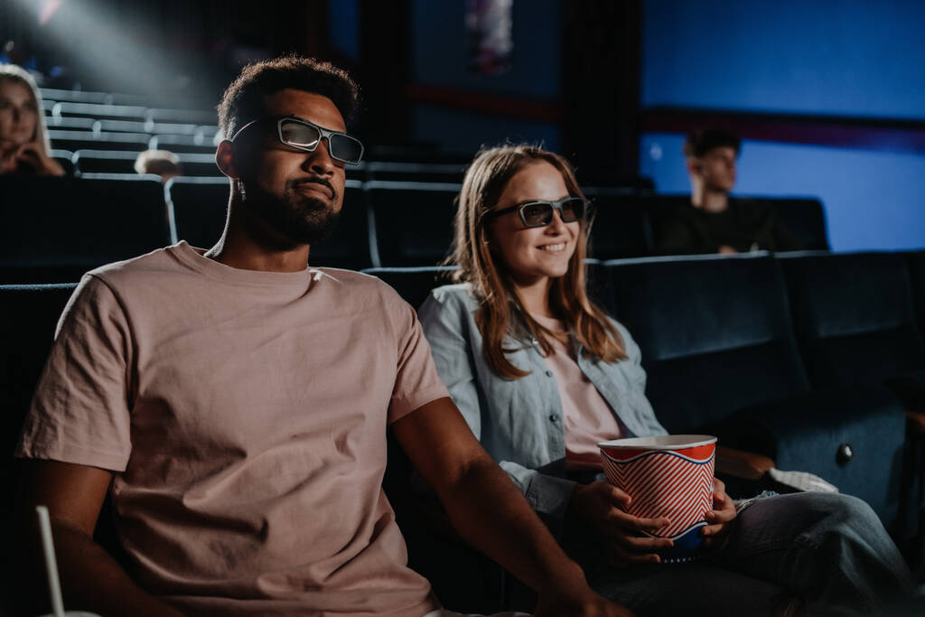 Joven pareja alegre con gafas 3d en el cine, viendo películas. - Foto, imagen