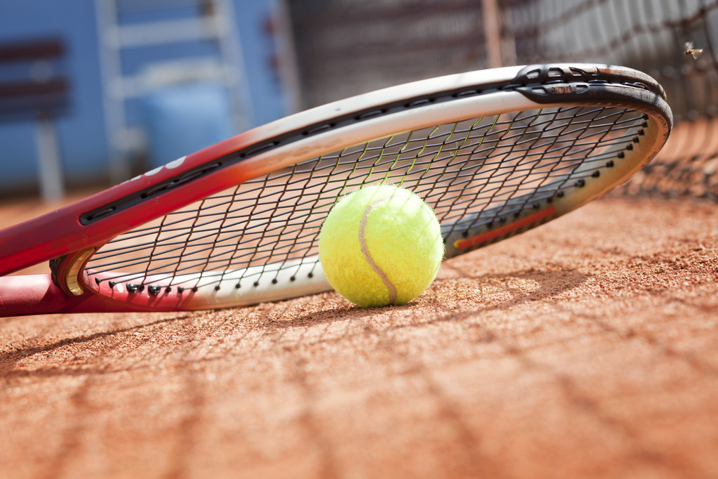 κοντινό πλάνο ρακέτα του τένις και μπάλες για το χωμάτινο γήπεδο τένις - Φωτογραφία, εικόνα