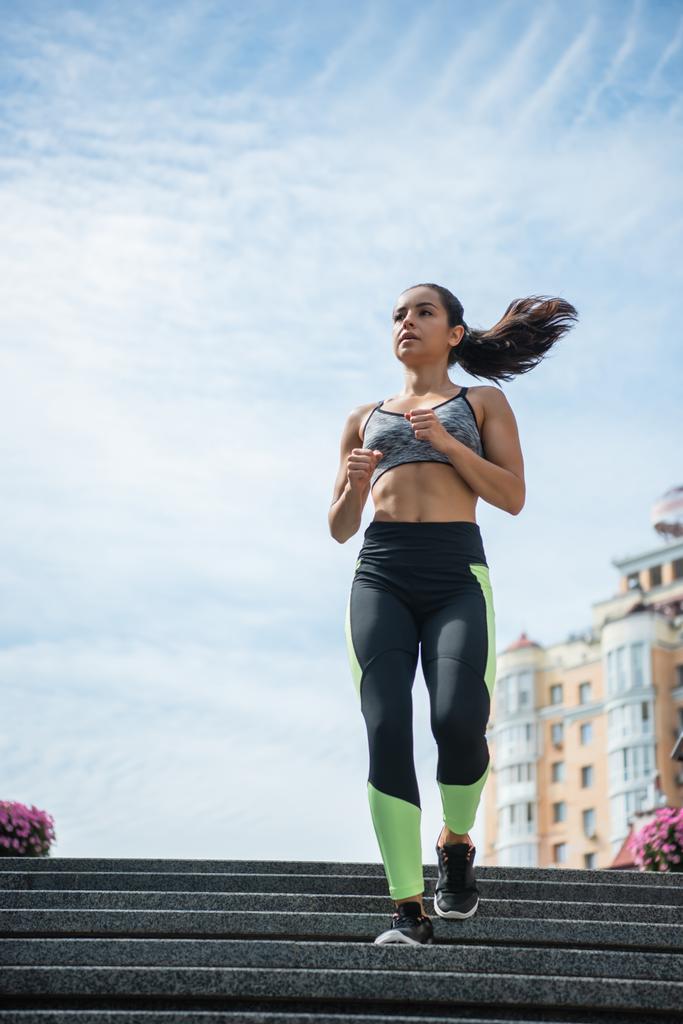 vista completa de la mujer deportiva corriendo en la calle urbana  - Foto, Imagen