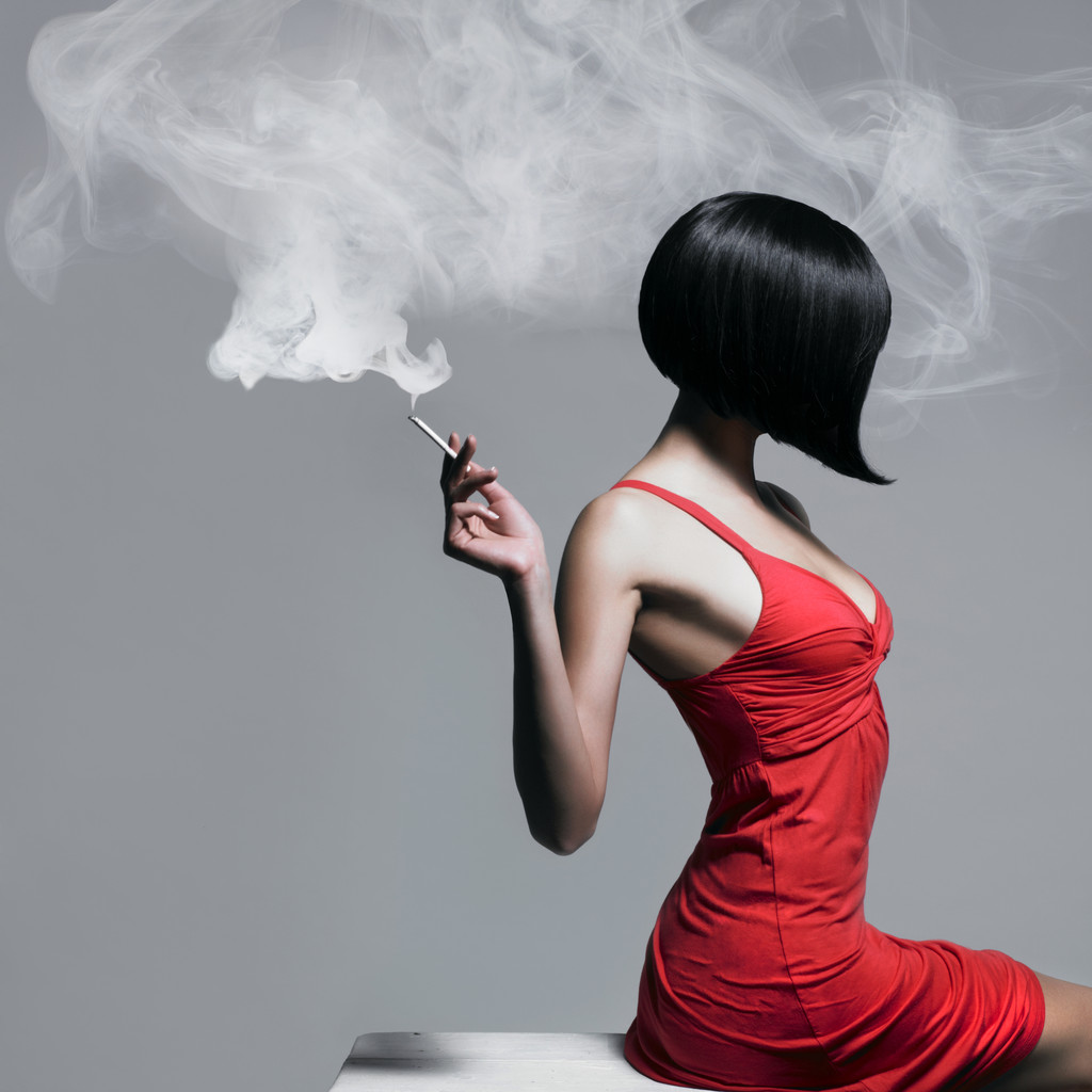 Tyylikäs nainen savukkeen kanssa
 - Valokuva, kuva