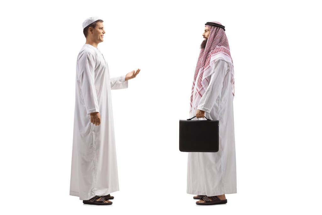 Vollständige Profilaufnahme eines arabischen Mannes, der mit einem saudi-arabischen Geschäftsmann spricht, isoliert auf weißem Hintergrund - Foto, Bild