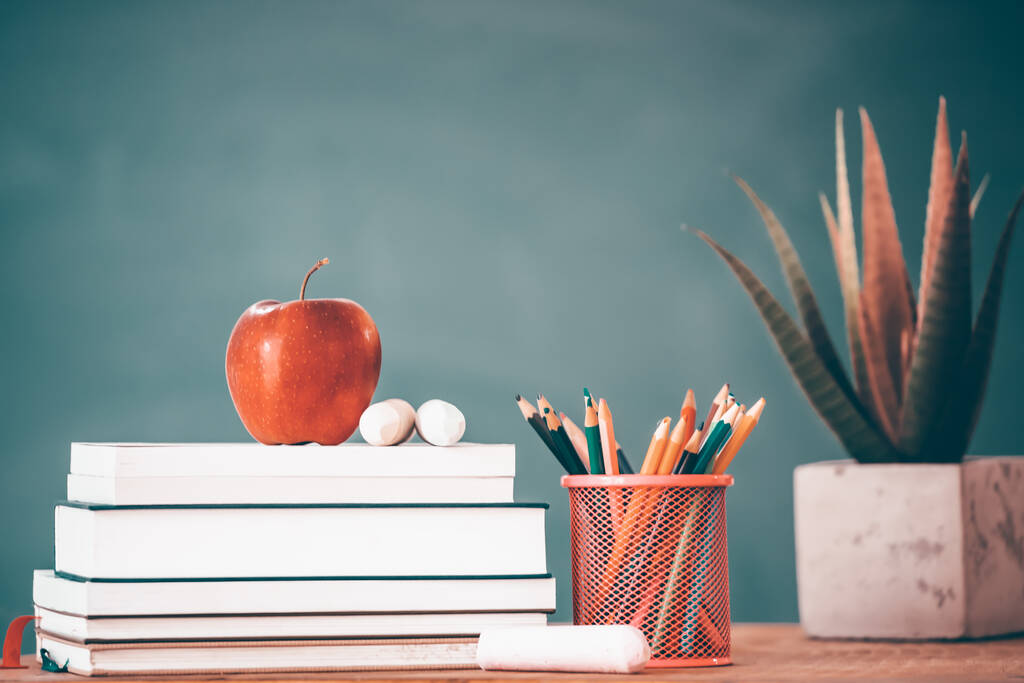 Повернутися до шкільного фону з книгами та яблуком над дошкою
 - Фото, зображення