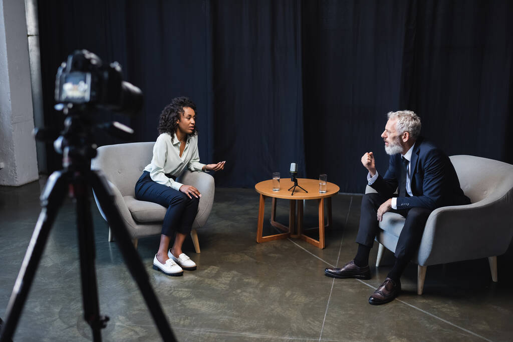 afro-amerikai újságíró beszélgetett a vendéggel az interjú stúdiójában  - Fotó, kép