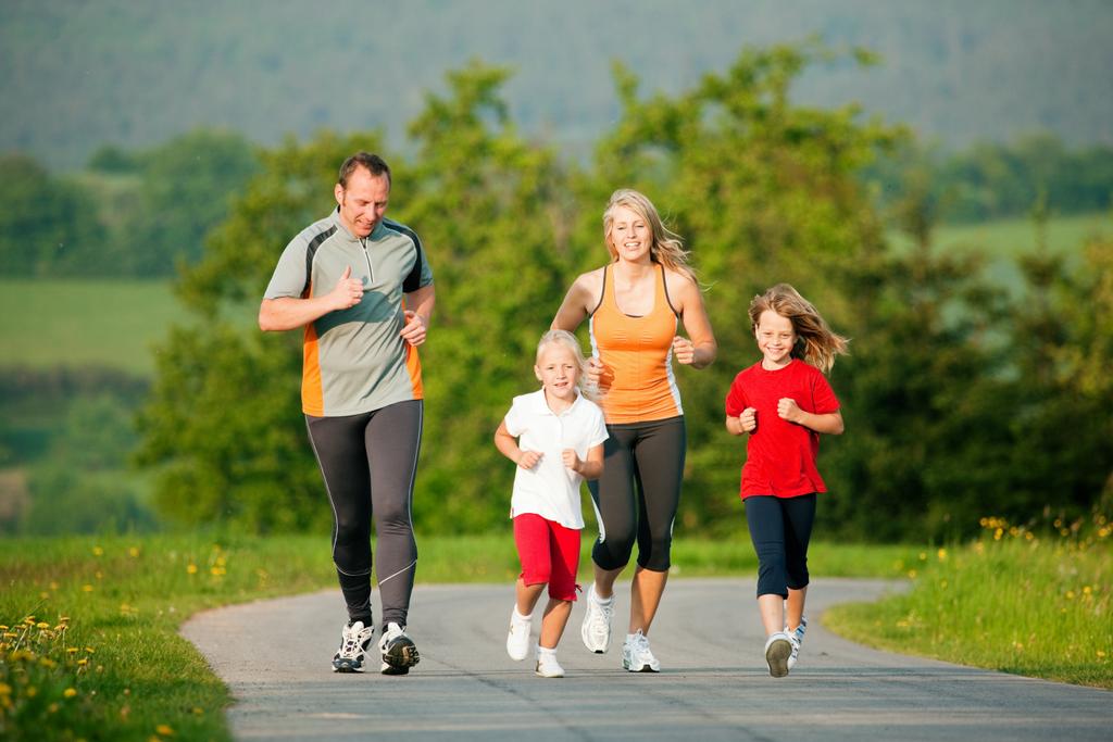 Família jogging ao ar livre com
 - Foto, Imagem