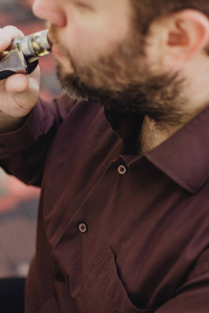 Höyryävä parrakas mies ruskeassa paidassa - Valokuva, kuva
