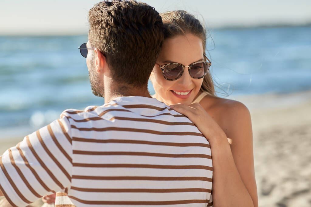 szczęśliwy para przytulanie na letniej plaży - Zdjęcie, obraz