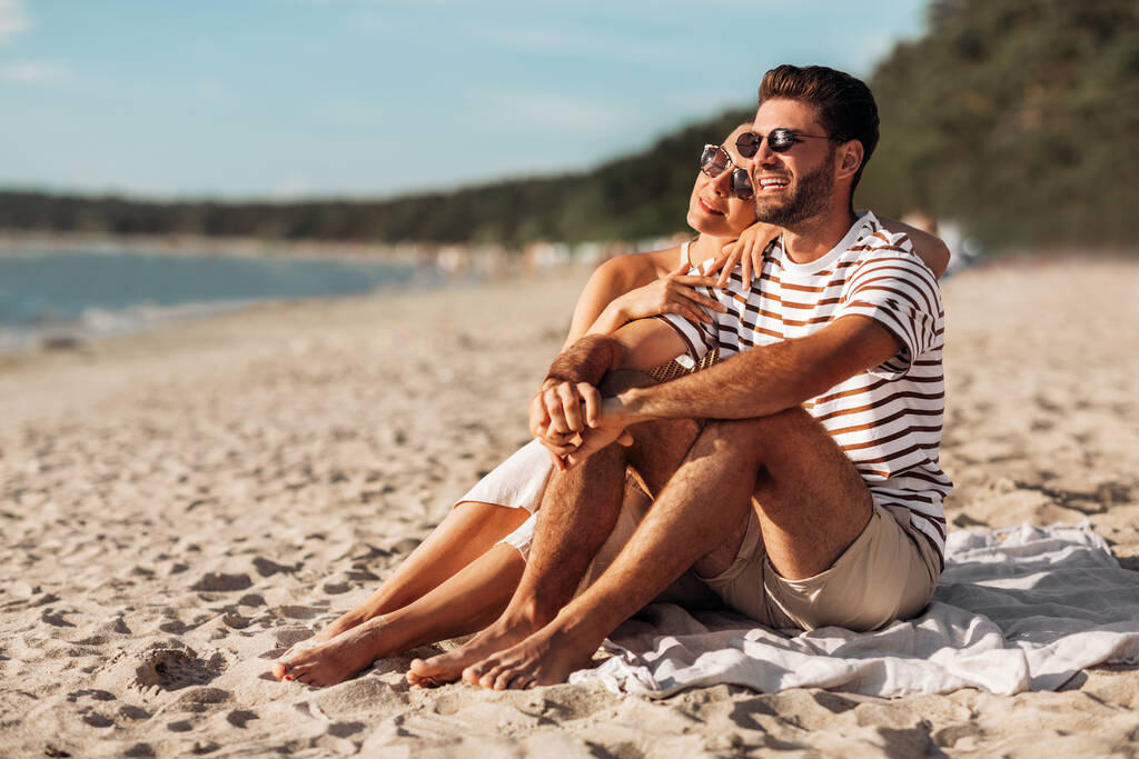 szczęśliwy para chilling na letniej plaży - Zdjęcie, obraz