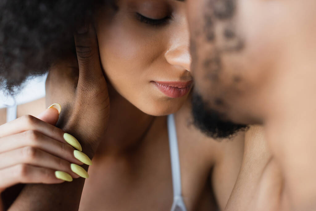 Розмитий афроамериканський чоловік торкається дівчини вдома
  - Фото, зображення