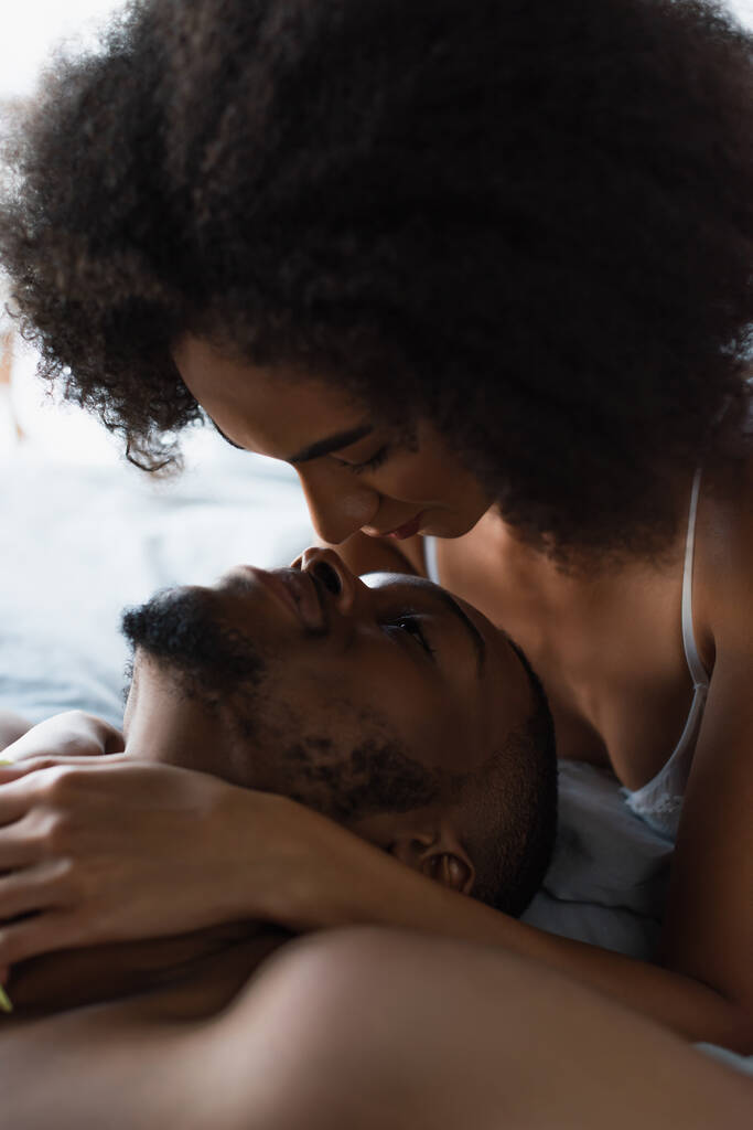 アフリカ系アメリカ人女性でブラジャー抱擁ボーイフレンド-ホーム  - 写真・画像