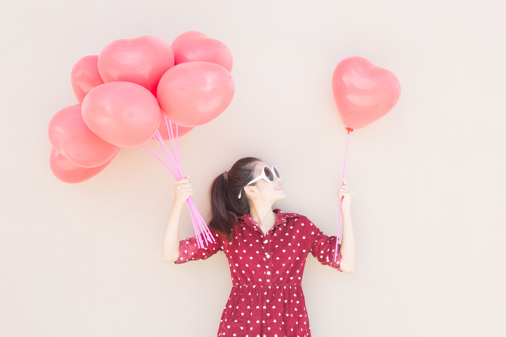 renkli Kalp balonlar ile kız - Fotoğraf, Görsel