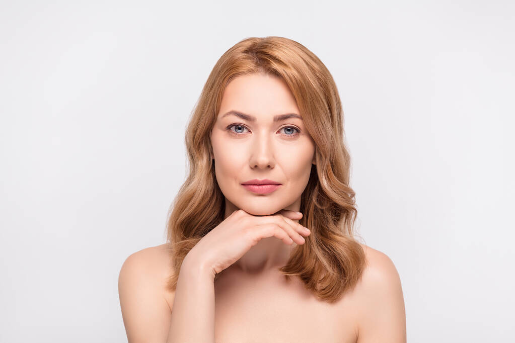 Фотопортрет женщина с светлыми волосами трогательный подбородок серьезное спокойствие изолированный белый цвет фона - Фото, изображение