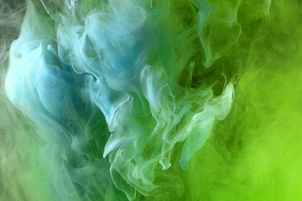 Streszczenie zielony i niebieski kolor tła. Wirujący żywy dym hookah, dynamiczna farba w wodzie. Teksturowane tło w pomieszczeniach naturalny ligt widok z przodu. - Zdjęcie, obraz