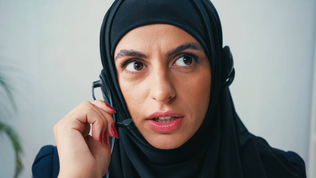 事務所のヘッドセットを使用してコールセンターのイスラム教徒の演算子  - 写真・画像