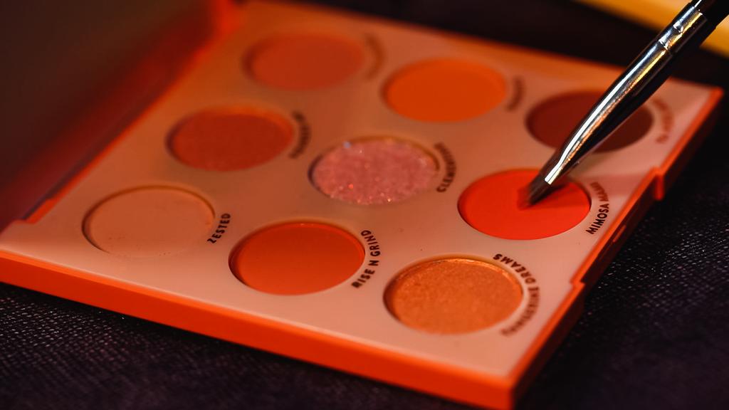 pinceau cosmétique proche palette avec fard à paupières coloré  - Photo, image