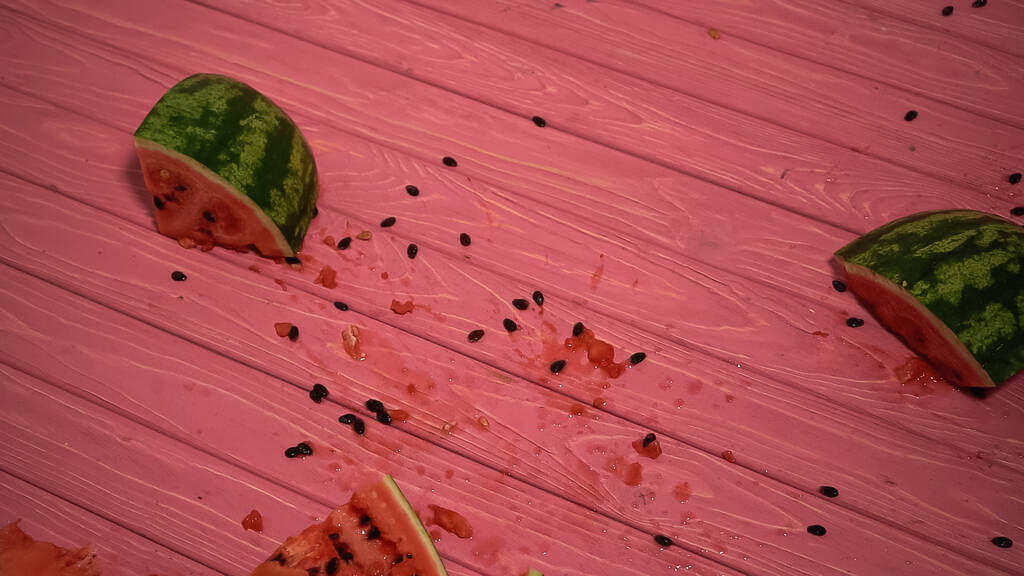 vista superior de la sandía triturada cerca de las semillas en la superficie rosa - Foto, Imagen