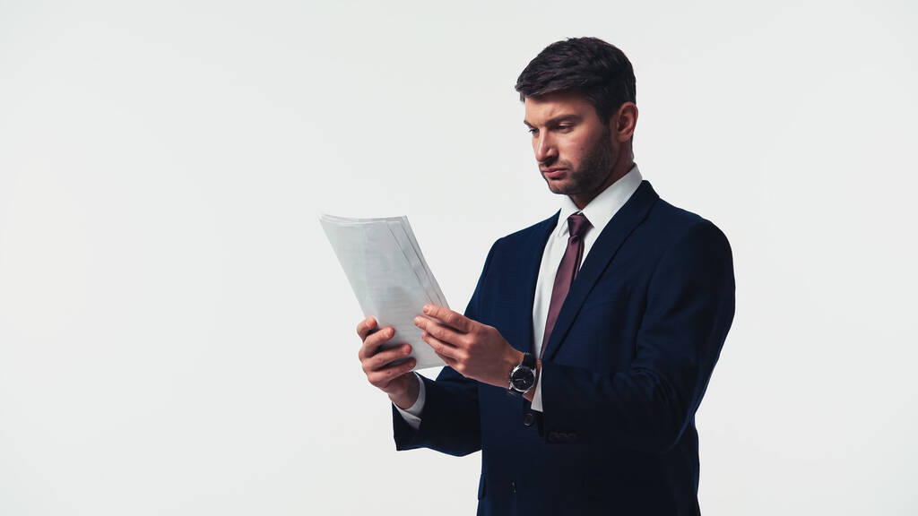 Бизнесмен просматривает документы, изолированные по белому - Фото, изображение