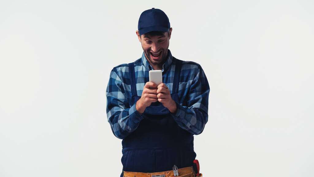 Izgalmas ezermester használ okostelefon elszigetelt fehér - Fotó, kép