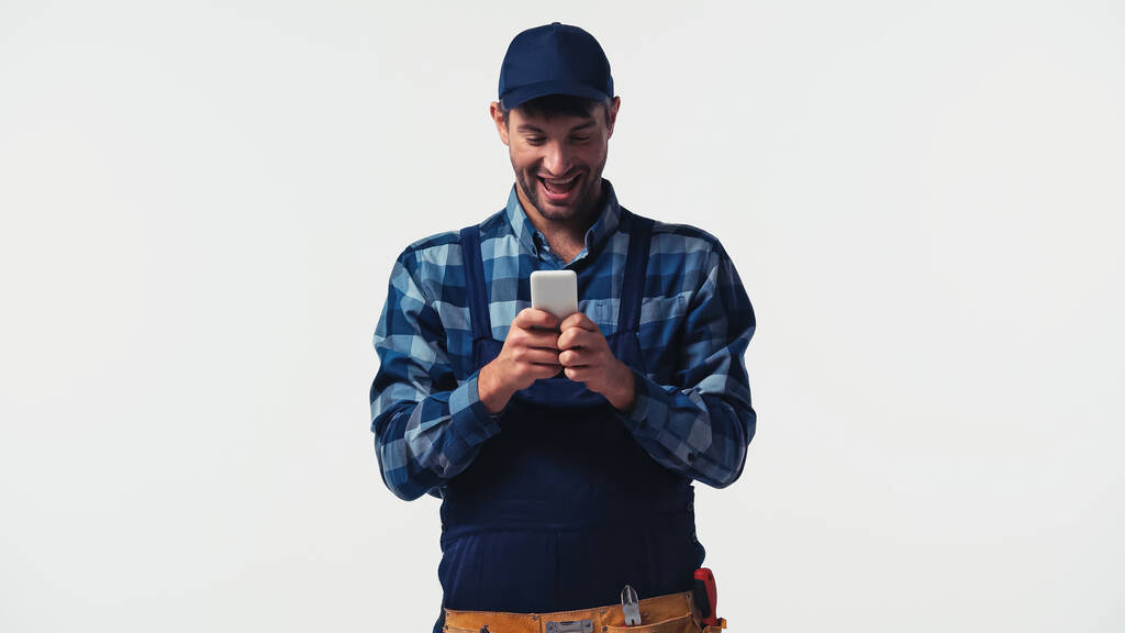 Positiivinen yleismies käyttäen älypuhelin eristetty valkoinen - Valokuva, kuva