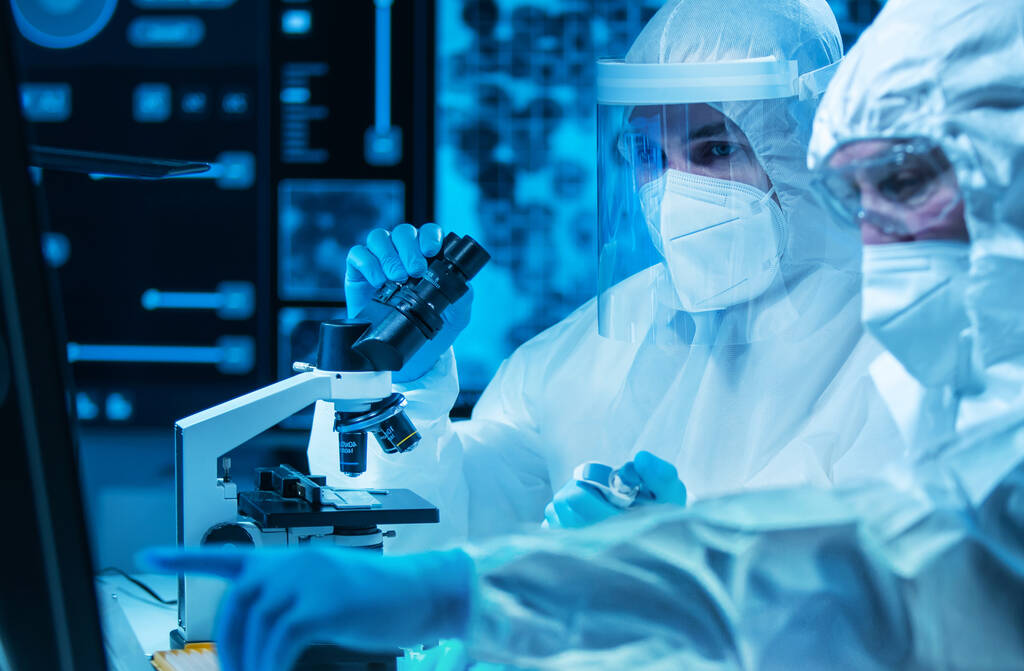 Tutkijat työskentelevät nykyaikaisessa tieteellisessä laboratoriossa laboratoriolaitteiden, mikroskoopin ja tietotekniikan avulla. Uusien rokotteiden keksiminen. Tieteen ja terveyden käsite. - Valokuva, kuva