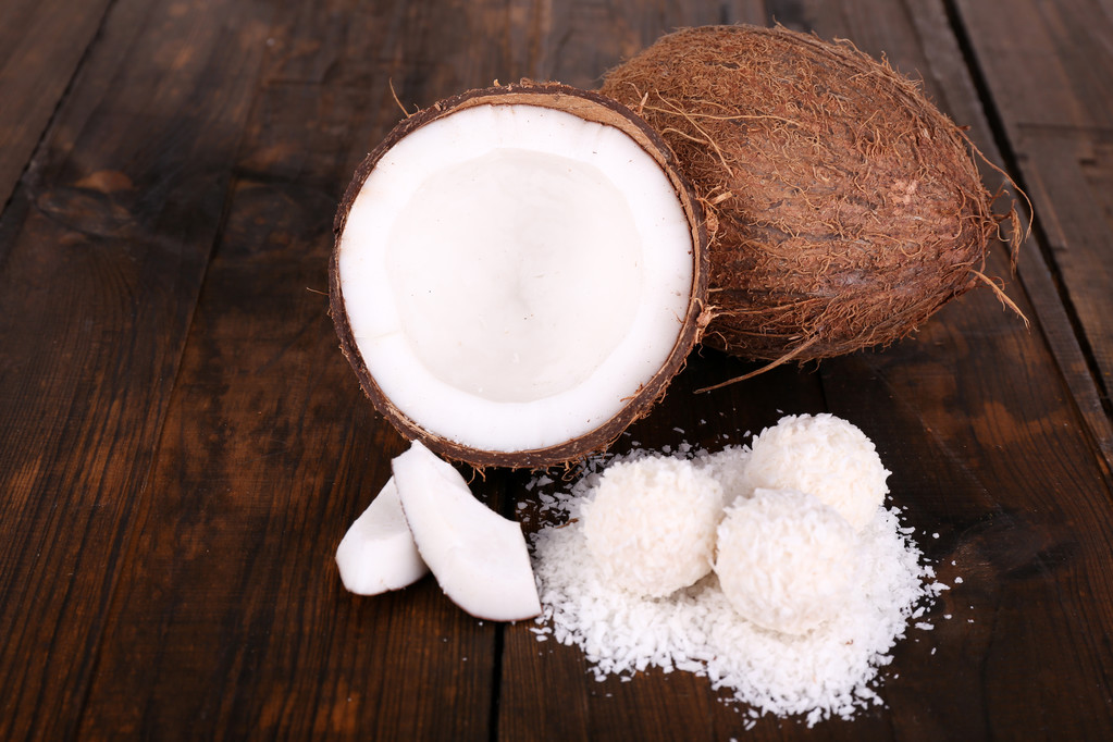 nefunkční kokosový na dřevěné pozadí - Fotografie, Obrázek