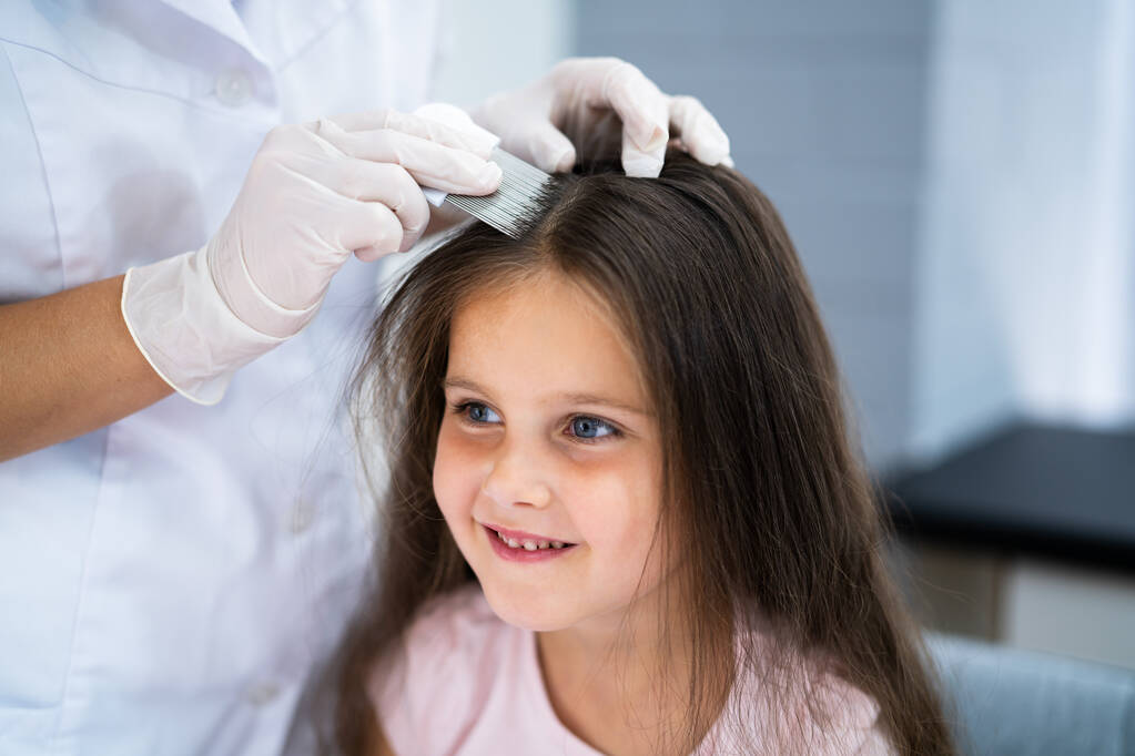 Bambino medico controllando i capelli della testa per i pidocchi - Foto, immagini