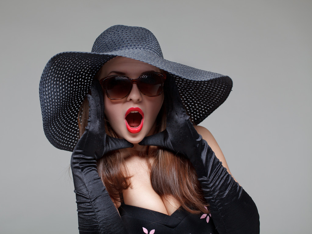 junge Frau mit schwarzem Hut und Sonnenbrille - Foto, Bild