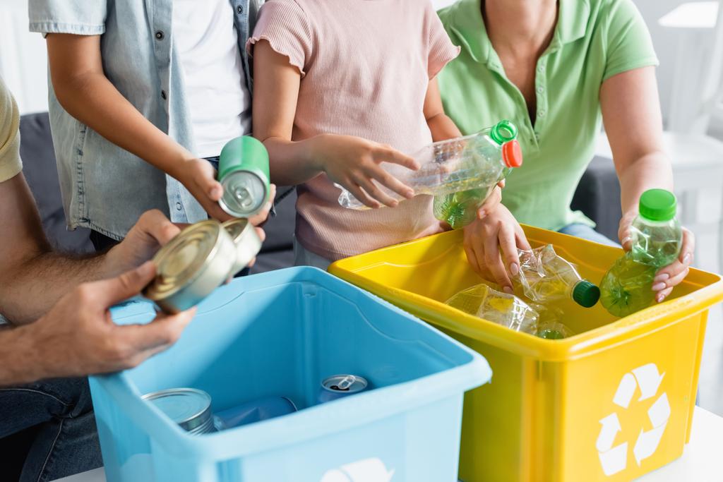 Rajatut näkymät perheen ja lasten lajittelu roskat laatikoissa kierrätys merkki  - Valokuva, kuva