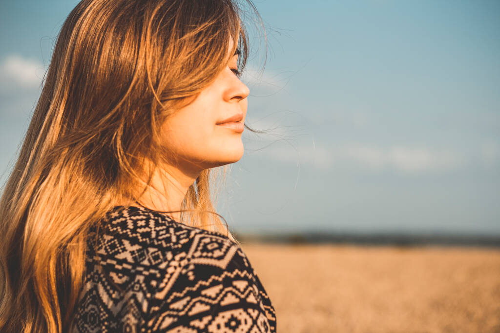 profil du visage de la jeune femme romantique profitant du coucher de soleil nature sur le champ de blé, fille respire profondément, concept de liberté et de détente - Photo, image