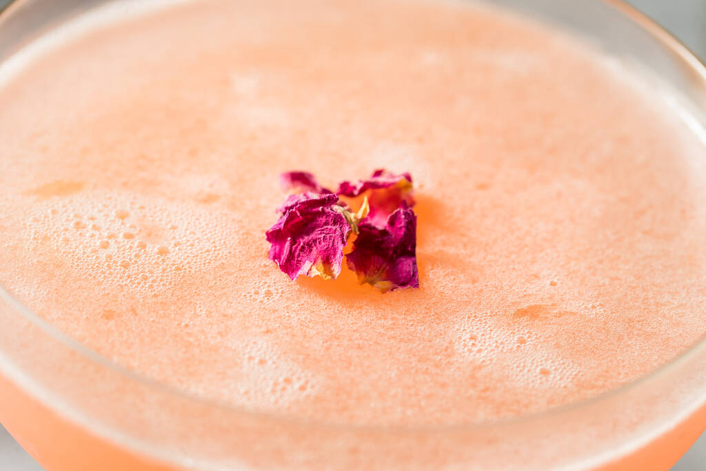 Cocktail freddo rinfrescante ai Petali di Rosa con Gin e Limone - Foto, immagini