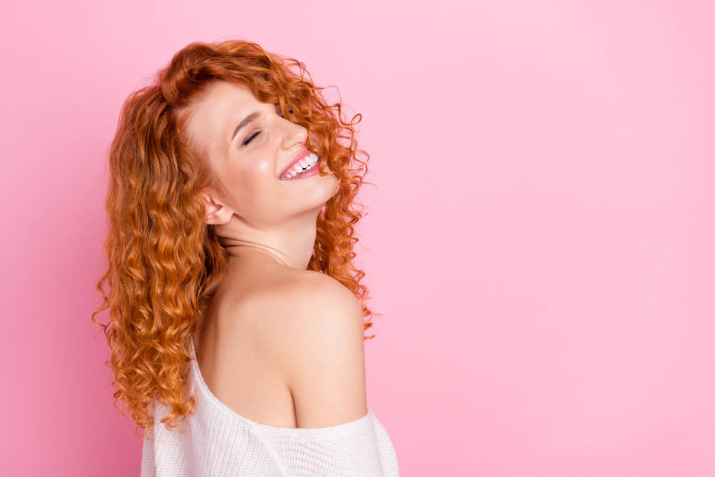 Retrato fotográfico de una mujer pelirroja riéndose con un atuendo elegante con hombro aislado sobre fondo rosa pastel copyspace - Foto, imagen