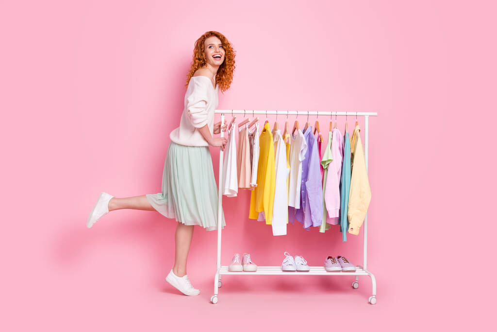 Ganzkörperprofil Seite Foto von jungen Mädchen Kleidung Modekollektion Kleiderschrank isoliert über rosa Farbe Hintergrund - Foto, Bild