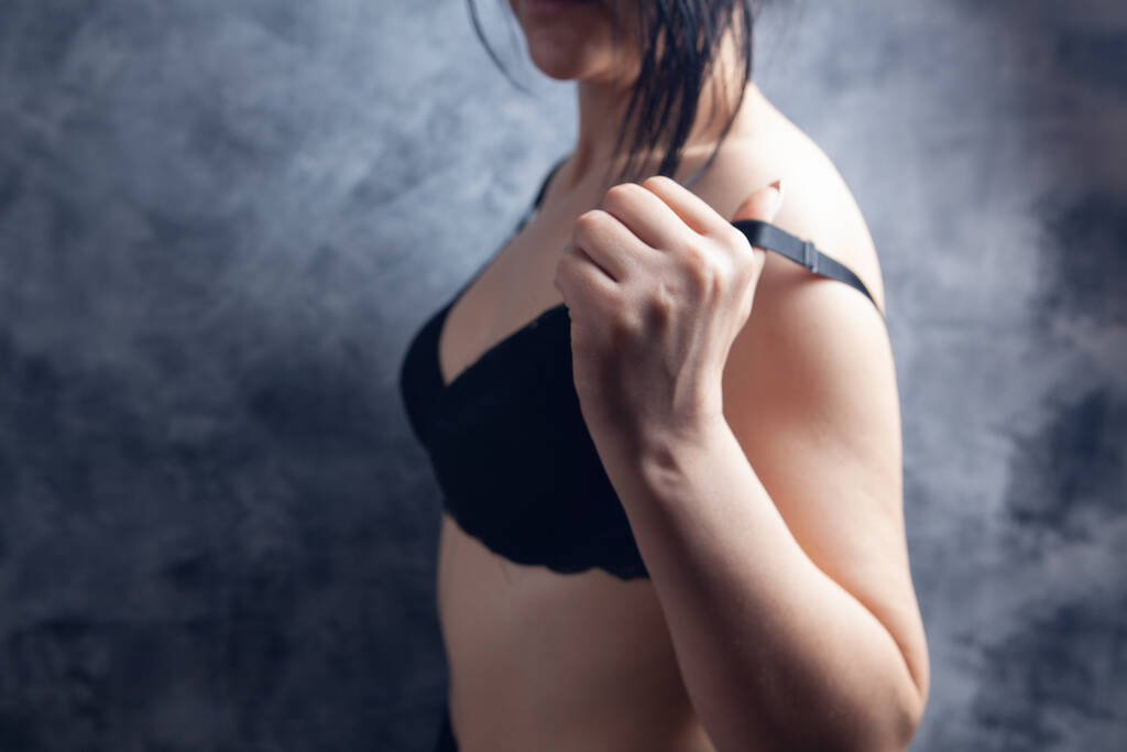 jovem mulher sexualmente tira o sutiã - Foto, Imagem